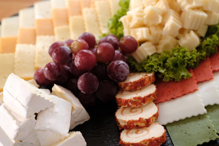 Eine leckere Käseauswahl mit Weintrauben von Partyservice Rode