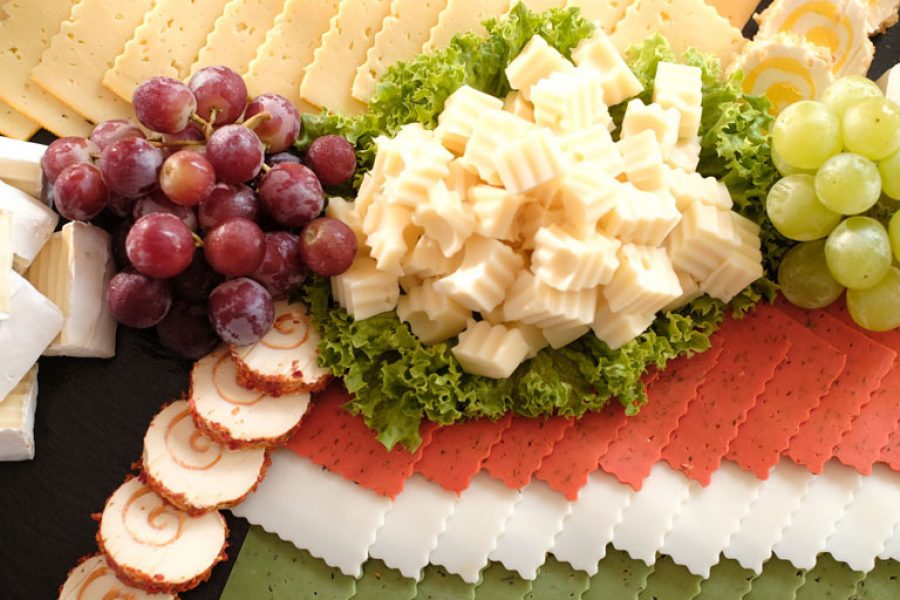 Eine leckere Käseauswahl mit Weintrauben von Partyservice Rode