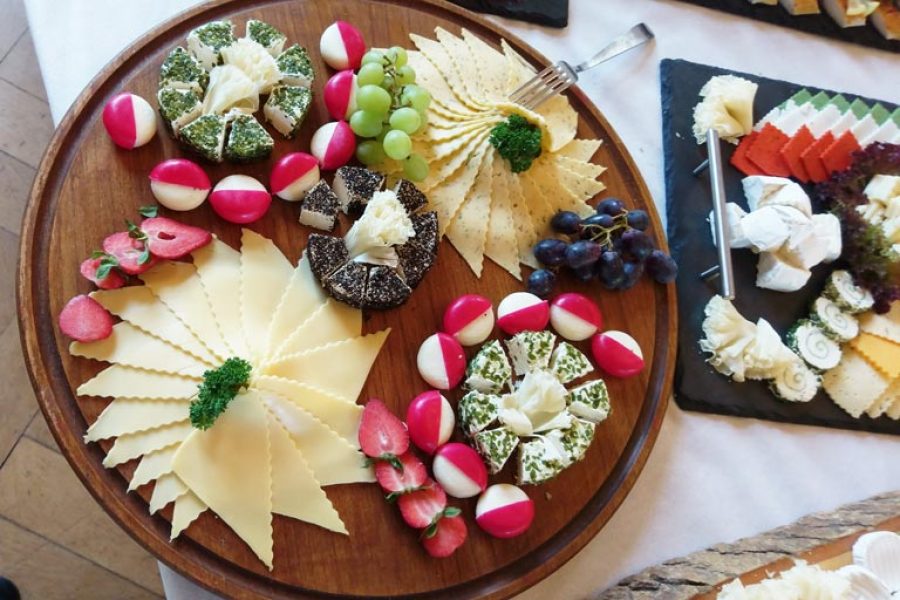 Eine leckere Käseauswahl reich garniert von Partyservice Rode