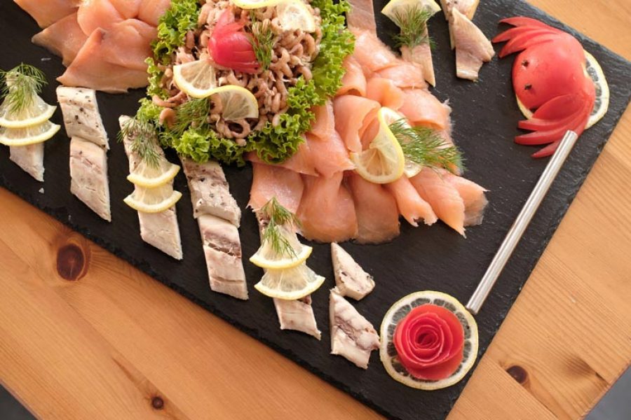 Detailfoto vom lecker angerichteten Buffet mit Forelle und Lachs von Partyservice Rode