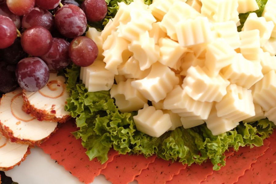 Eine leckere Käseauswahl mit Weintrauben von Partyservice Rode
