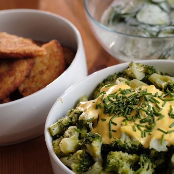 Detailaufnahme von leckeren Brokkoli mit Sauce Hollandaise von Partyservice Rode