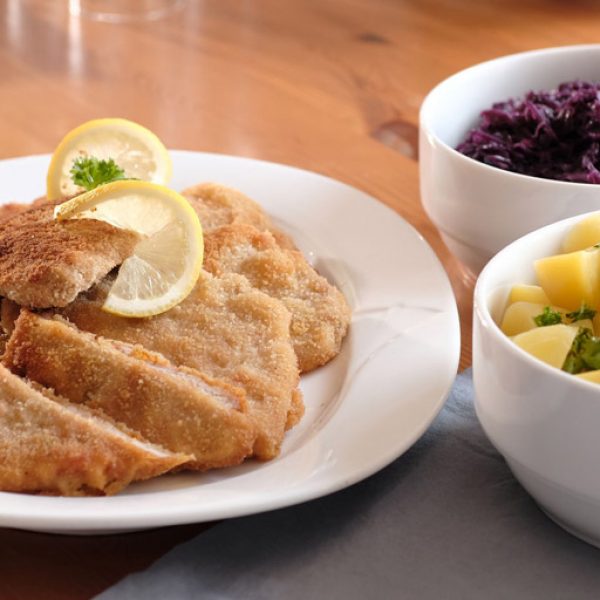 Schnitzel in feiner Panade mit Rotkohl und Salzkartoffeln von Partyservice Rode